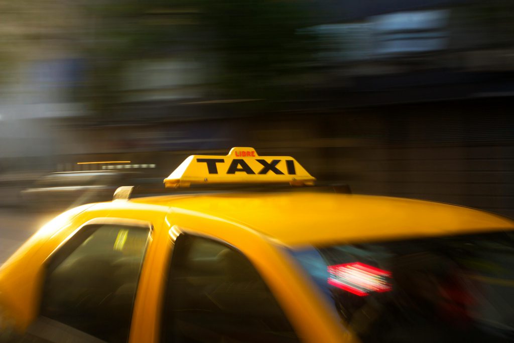 Opkomst van ridesharing diensten en concurrentie in de taxi industrie